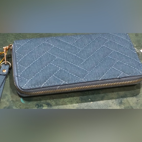 Bebe blue denim quilted puffy zip around wallet wristlet clutch new - Picture 4 of 13